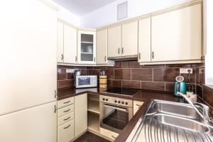 Gozsdu White Raven Residence 504 with free underground parking