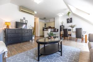 Gozsdu White Raven Residence 504 with free underground parking