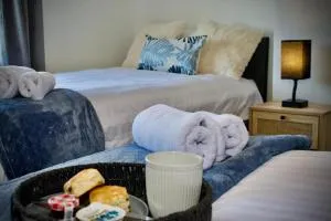 Cozy 2-Bed Home, St Helens - Sleeps 5 - Free WiFi - Thatto Heath