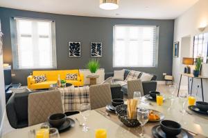 SPACIOUS & MODERN 3-BED & High Ceiling