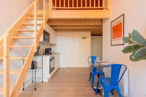 Studio pour deux en mezzanine avec petit balcon