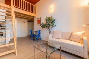 Studio pour deux en mezzanine avec petit balcon