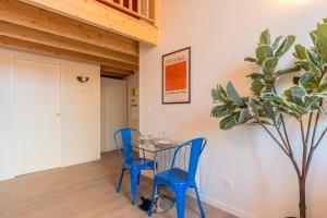 Studio pour deux en mezzanine avec petit balcon