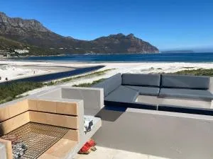 BeachFront Designer Villa in Secure Estate - 豪特湾