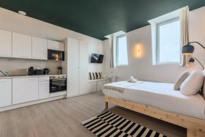 Studio équipé côté rue, parking gratuit