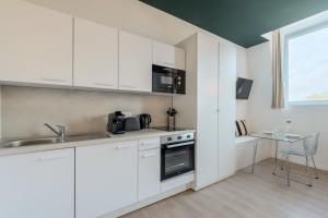 Studio équipé côté rue, parking gratuit