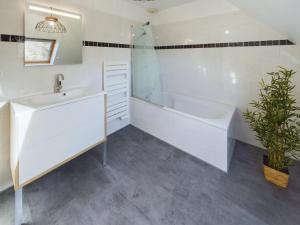 Maisons de vacances Maison pour 8 a Plomeur - Grand jardin : photos des chambres