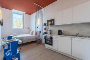 Studio équipé côté rue, parking gratuit