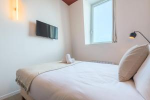 Studio équipé côté rue, parking gratuit