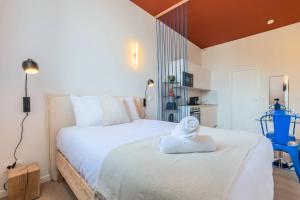 Studio équipé côté rue, parking gratuit