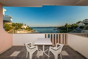 Holiday Home Sirena in Okrug Gornji