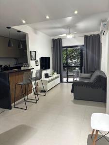 Apt perto da praia c vaga e arrumadeira e janelas anti ruídos