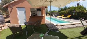 Maisons de vacances La Maisonnette de vacances avec piscine privee pour 2 pers : photos des chambres