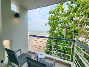 BBG Beachfront poolvilla 9BR close to Huahin city