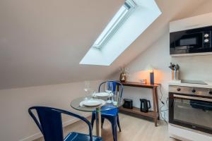 Studio sous les combles côté rue, parking gratuit