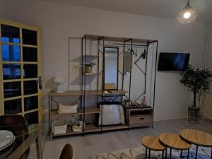 Appartements Studio Nimes - Clim - Wifi -Cuisine privatif - salle de bain commune- balcon : photos des chambres