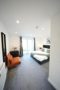 10 Min Drive to Airport - Free Parking - 15 min Bus ride - EV Charge available