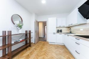 Stylish Stay by Vyšehrad Apartment
