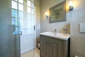 Spacious villa in Tourrettes-sur-Loup with Private Lake access Sleep 16