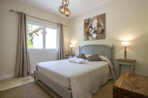 Spacious villa in Tourrettes-sur-Loup with Private Lake access Sleep 16