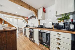 Countryside Barn with Hot Tub in New Forest