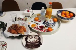 Sejours chez l'habitant Une chambre et des tableaux : photos des chambres