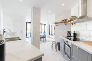 Cristo Epidemia 93 by Pineapple Homes