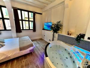 Le Spa Corneille - Jacuzzi, Sauna & Parking par Rouen Atypique