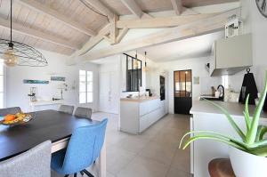 Maisons de vacances Villa Coraly - piscine chauffee et jardin : photos des chambres