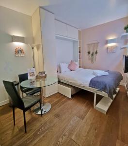 Cosy Studio right at Liverpool Street Station!