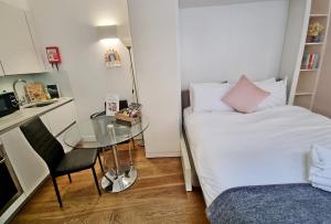 Cosy Studio right at Liverpool Street Station!