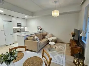 Stylish top floor ap, with private parking, next to a tram stop - 康阿斯阿拉