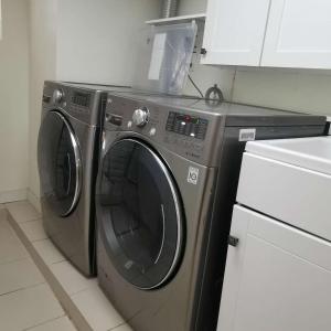 Cozy room with private bathroom near subway