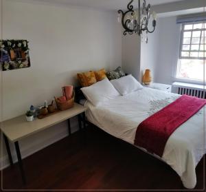 Cozy room with private bathroom near subway