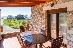 Beachfront Stone House - Samos Seaview Retreat - Órmos Koumaíïkon