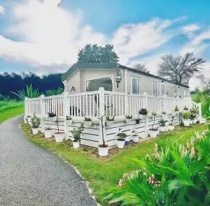 Caravan by Seaside with Hot Tub in Cornwall countryside - Porth