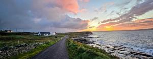 Spectacular ocean views & minutes to Cliffs- Clahane Shore Lodge
