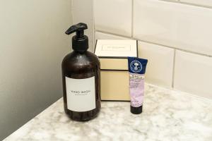 Central Stamford Apartment with private parking