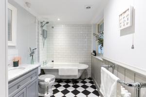 Central Stamford Apartment with private parking