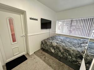 Lovely Double Room with En Suite and separate private entrance Accommodation for 1 Person only