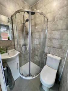 Lovely Double Room with En Suite and separate private entrance Accommodation for 1 Person only
