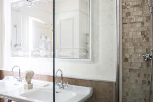 Deluxe Double or Twin Room with Lagoon View and Balcony room in Hotel Londra Palace