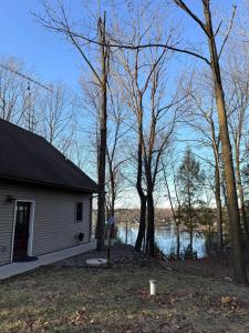 Woodlawn Lakeside Retreat - 2 BR Waterfront Cabin
