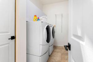 Sunsplash Retreat - Pool with Mountain Views