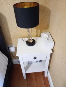 Comfy Bedroom and Private Bathroom on the Top Floor of a Home Stay -10 mins walk to the center - Free Parking - Convenient to Apple Campus