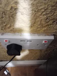 Comfy Bedroom and Private Bathroom on the Top Floor of a Home Stay -10 mins walk to the center - Free Parking - Convenient to Apple Campus