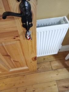 Comfy Bedroom and Private Bathroom on the Top Floor of a Home Stay -10 mins walk to the center - Free Parking - Convenient to Apple Campus