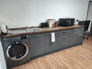 Self checkin 1 bedroom unit for max 3 Guests J11 M4 RG2 Private Entrance Onsite Parking Private Garden