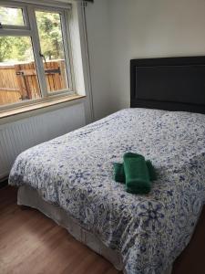 Self checkin 1 bedroom unit for max 3 Guests J11 M4 RG2 Private Entrance Onsite Parking Private Garden