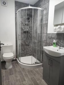 Self checkin 1 bedroom unit for max 3 Guests J11 M4 RG2 Private Entrance Onsite Parking Private Garden